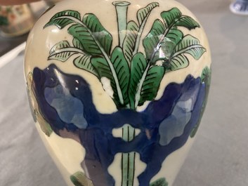 Une paire de vases de forme 'meiping' en porcelaine de Chine wucai, 19&egrave;me